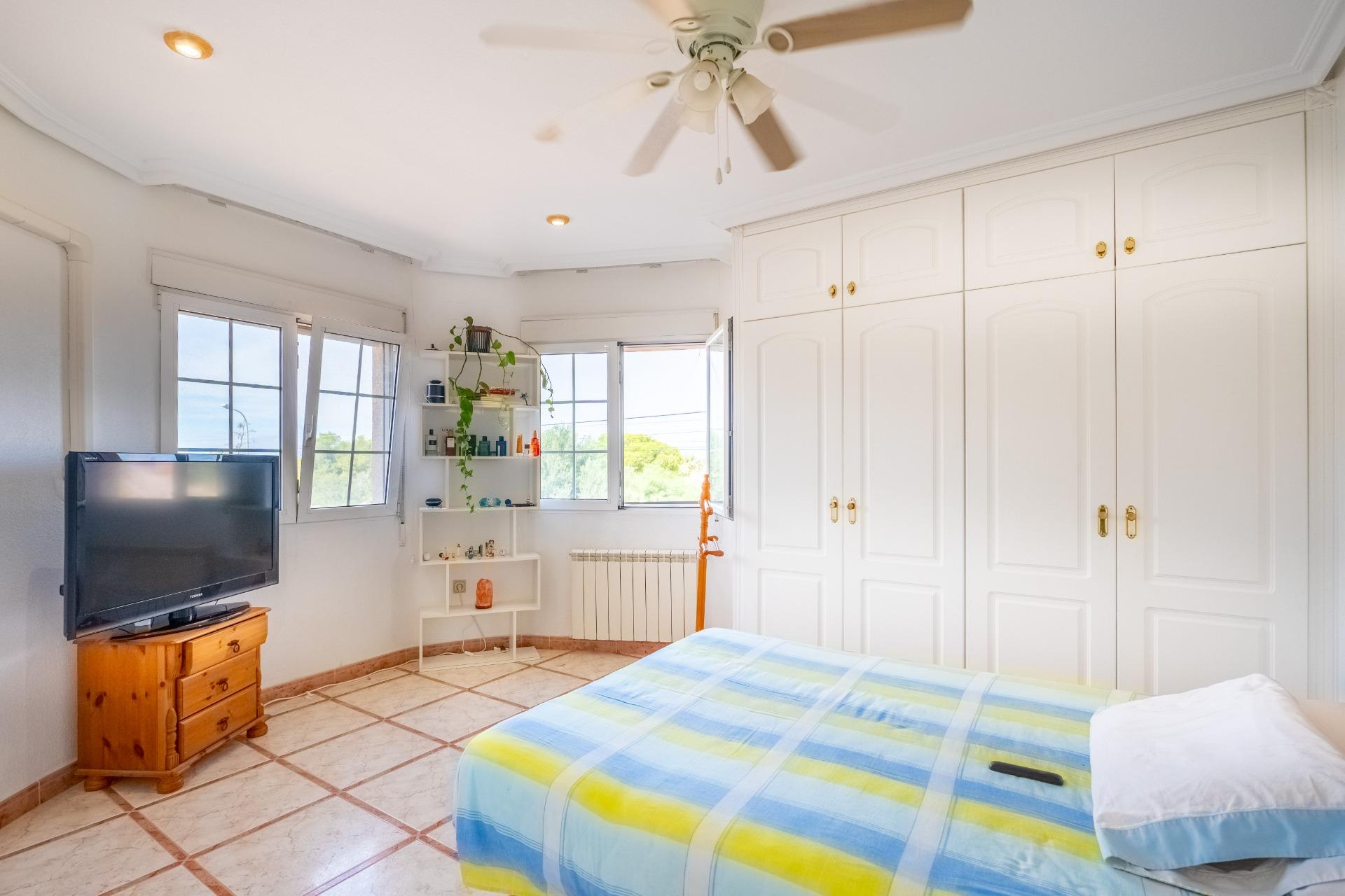 For sale - 6 Bedroom 3 Bathroom Villa in Torrevieja - El Chaparral  - Alicante