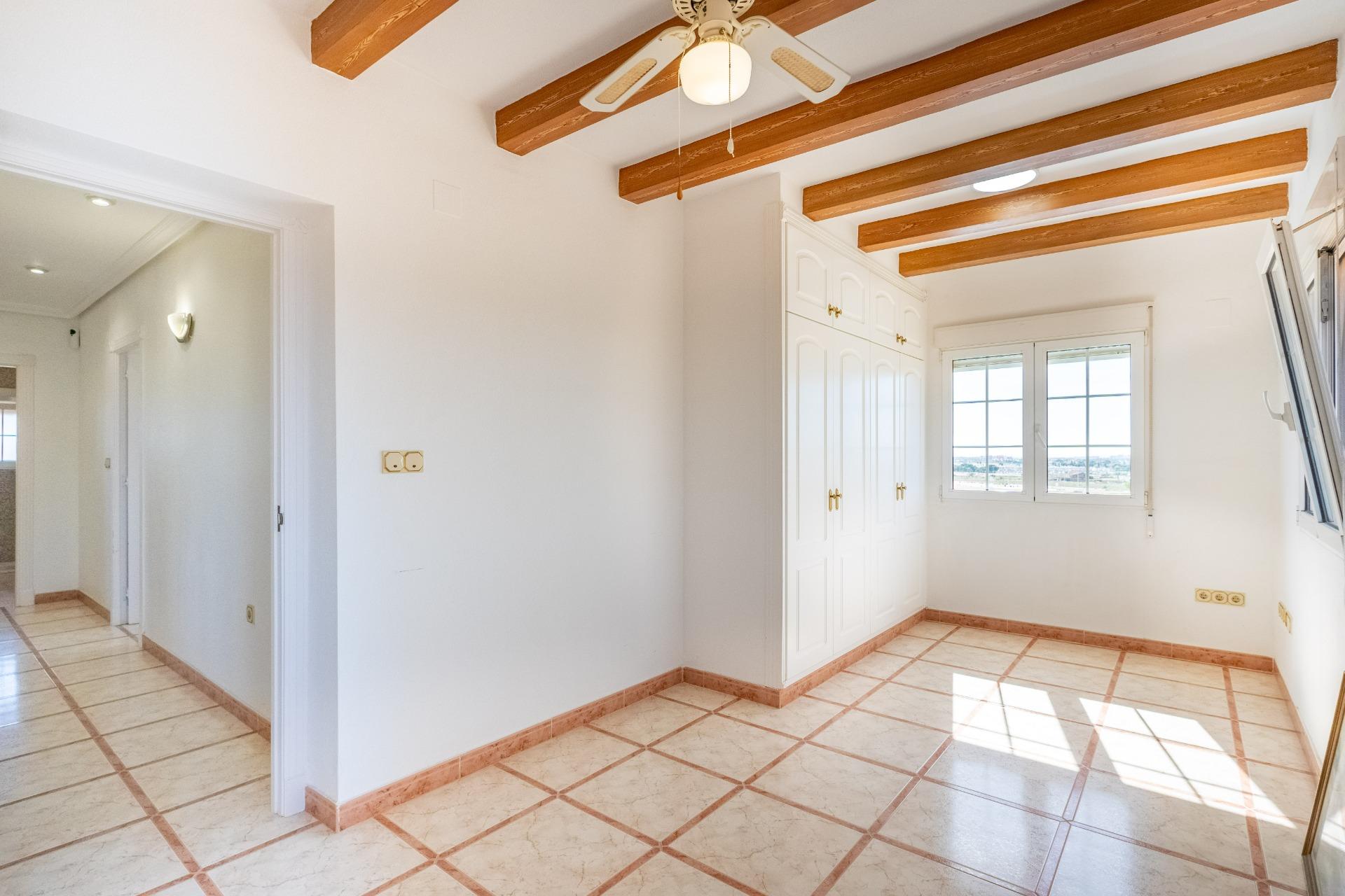 For sale - 6 Bedroom 3 Bathroom Villa in Torrevieja - El Chaparral  - Alicante