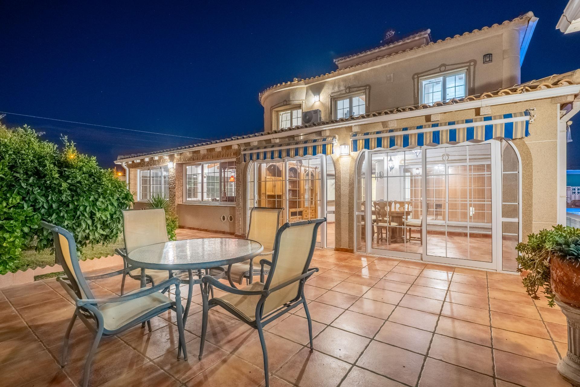For sale - 6 Bedroom 3 Bathroom Villa in Torrevieja - El Chaparral  - Alicante