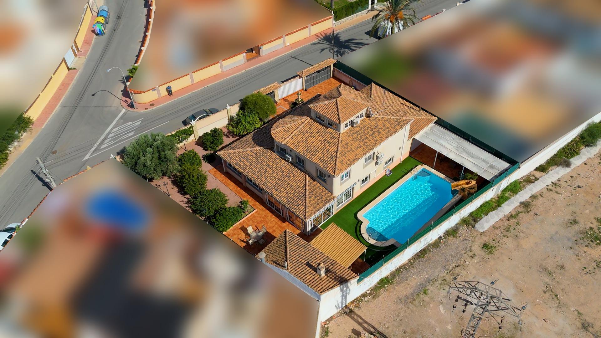 For sale - 6 Bedroom 3 Bathroom Villa in Torrevieja - El Chaparral  - Alicante
