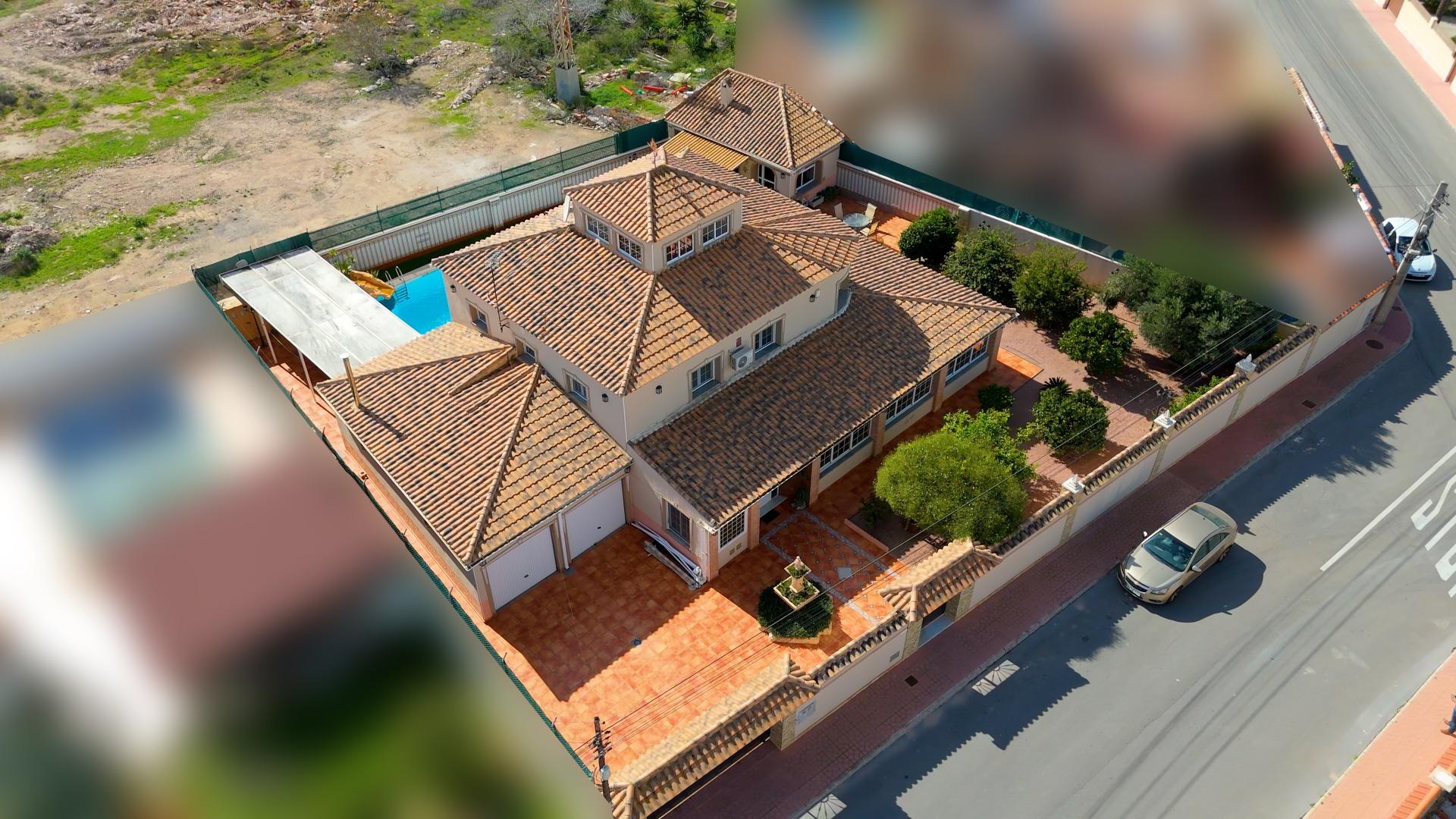 For sale - 6 Bedroom 3 Bathroom Villa in Torrevieja - El Chaparral  - Alicante