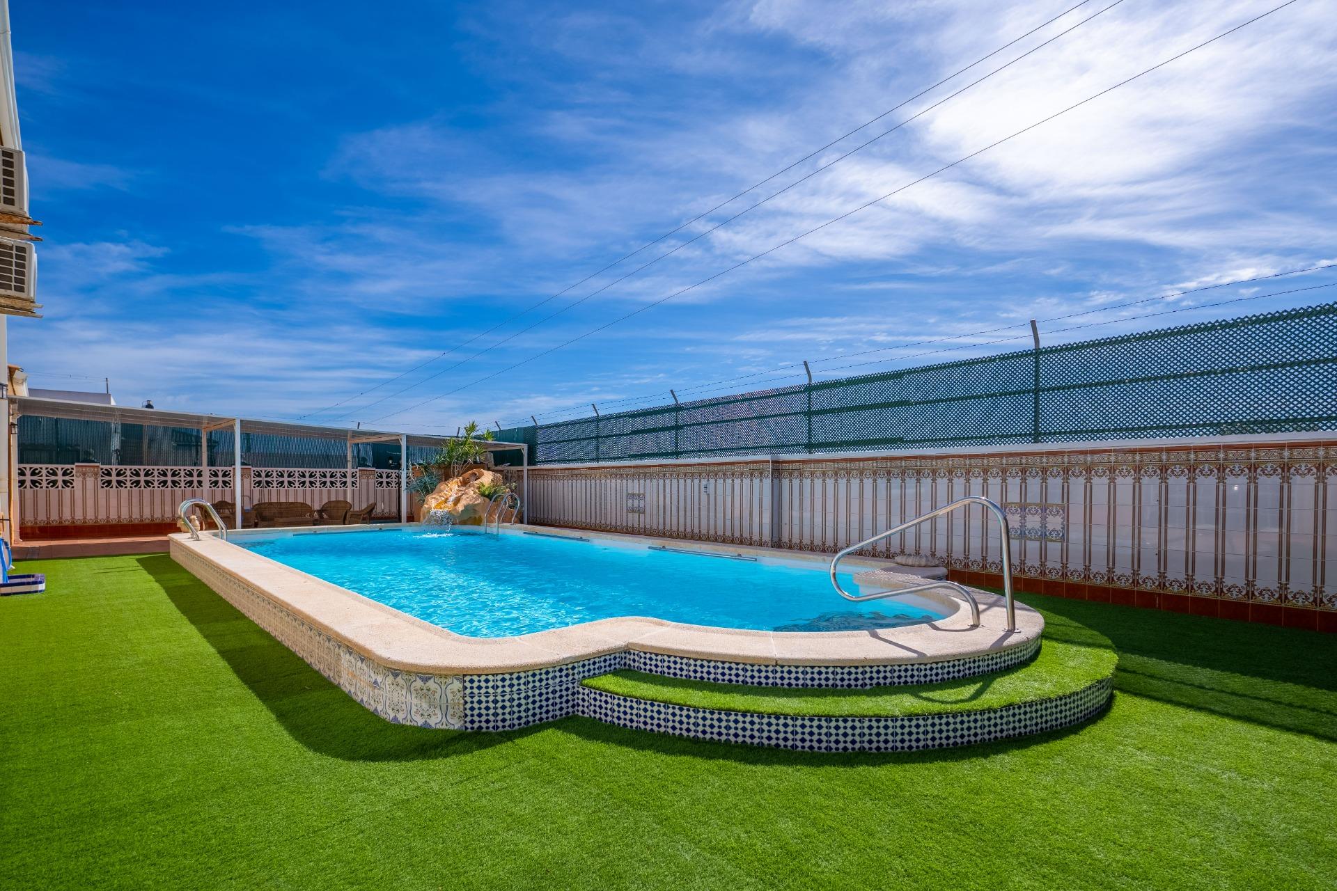 For sale - 6 Bedroom 3 Bathroom Villa in Torrevieja - El Chaparral  - Alicante