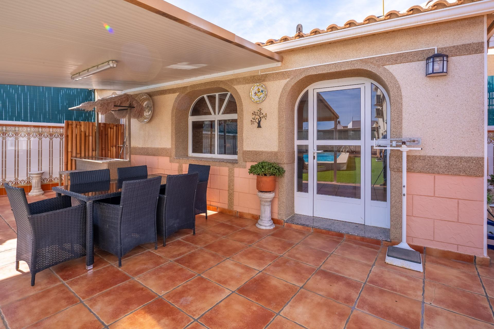 For sale - 6 Bedroom 3 Bathroom Villa in Torrevieja - El Chaparral  - Alicante