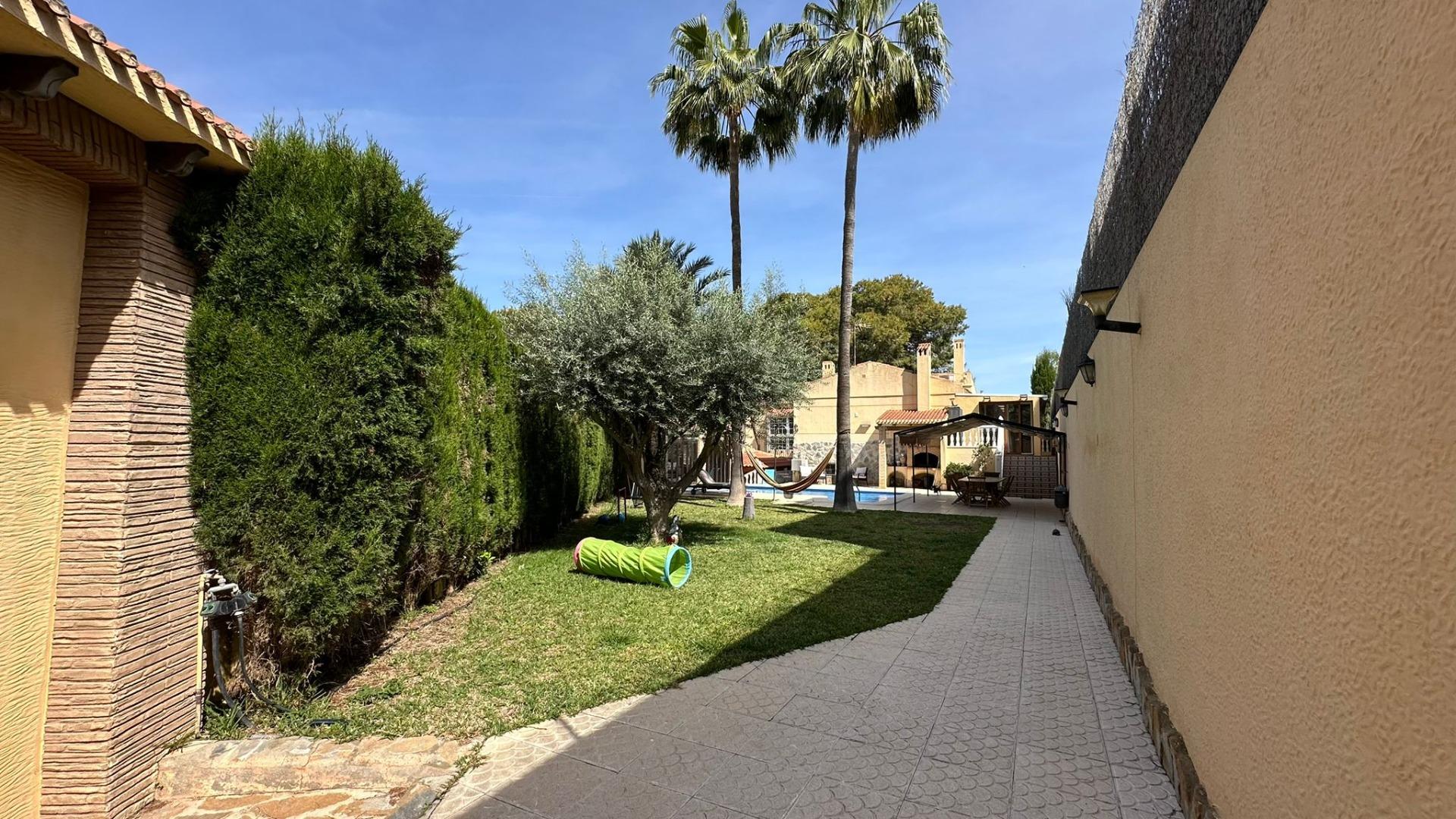 For sale - 4 Bedroom 2 Bathroom Villa in Torrevieja - Los Balcones - Los Altos Del Edén  - Alicante