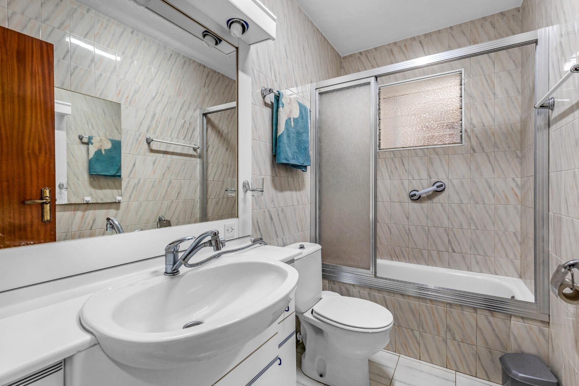 For sale - 3 Bedroom 2 Bathroom Bungalow in Torrevieja - Centro  - Alicante