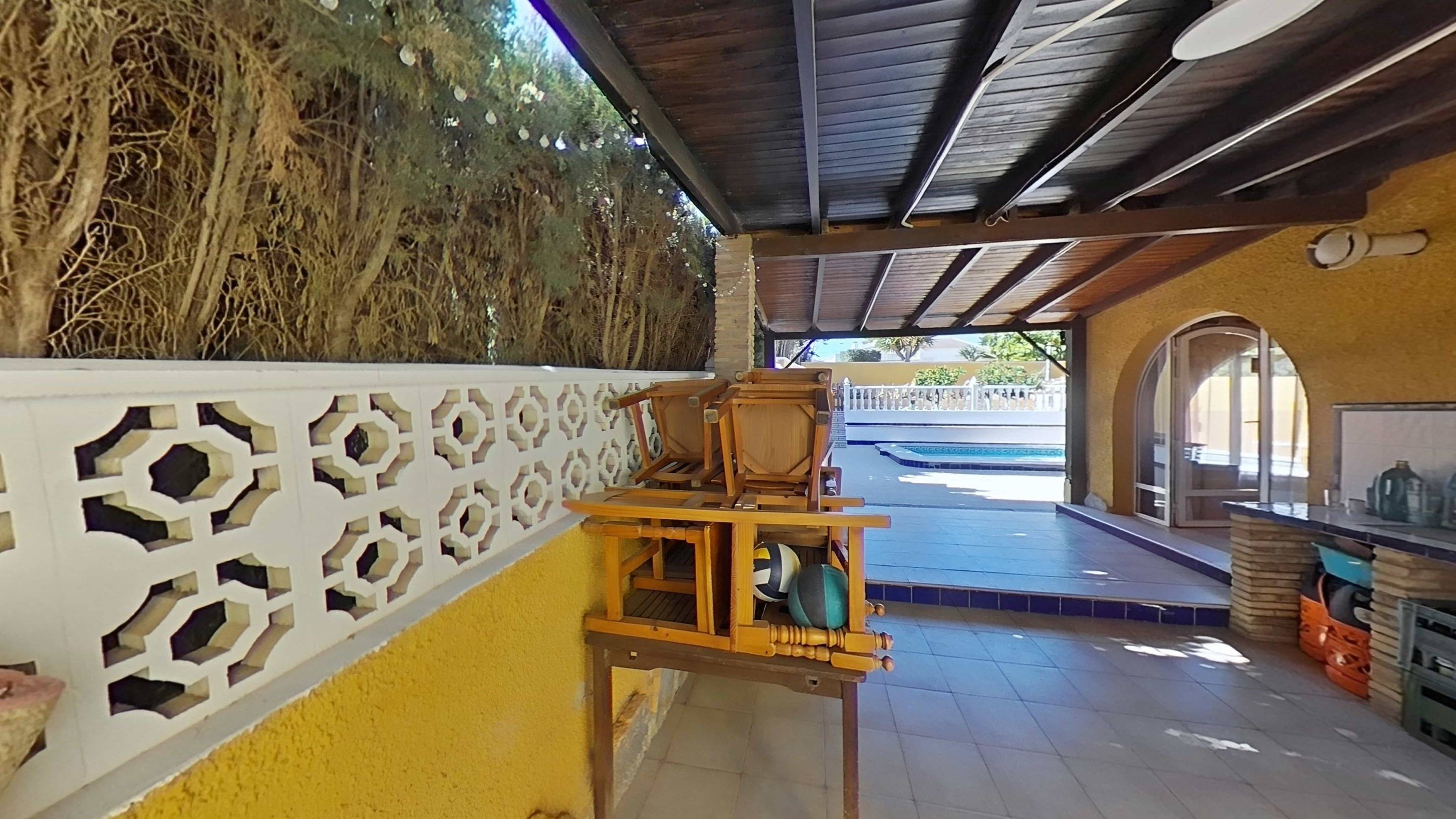 For sale - 4 Bedroom 2 Bathroom Villa in Torrevieja - Los Balcones  - Alicante