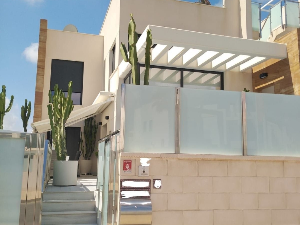 3 Bedroom 3 Bathroom Villa in Orihuela Costa