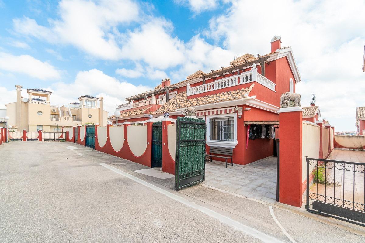 For sale - 3 Bedroom 2 Bathroom Terraced house in Villamartin - PAU26  - Alicante