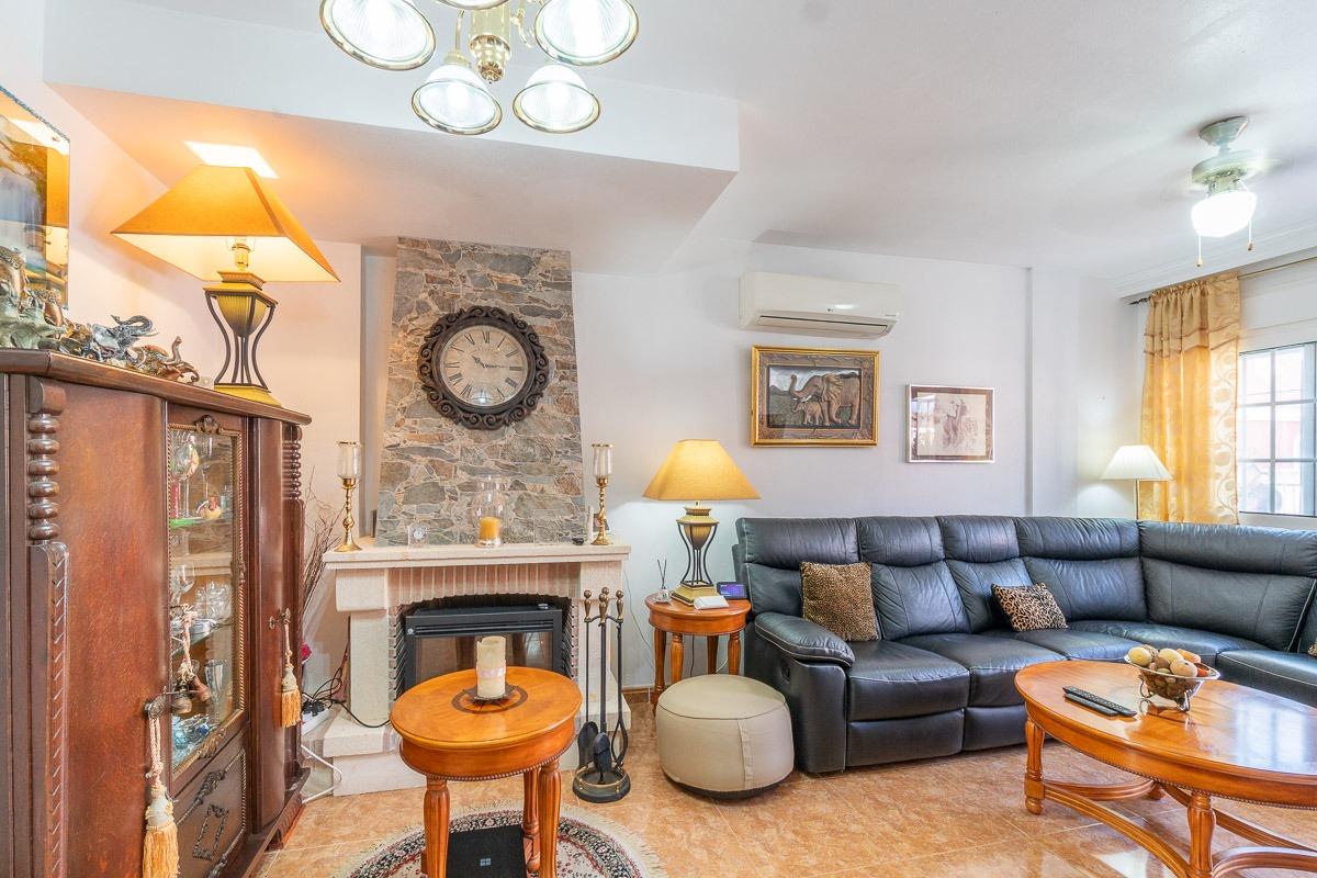 For sale - 3 Bedroom 2 Bathroom Villa in Villamartin - Villamartin  - Alicante