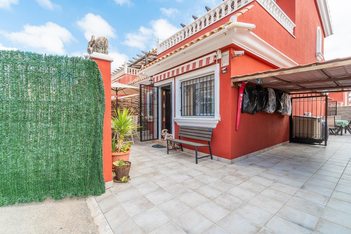 For sale - 3 Bedroom 2 Bathroom Villa in Villamartin - Villamartin  - Alicante