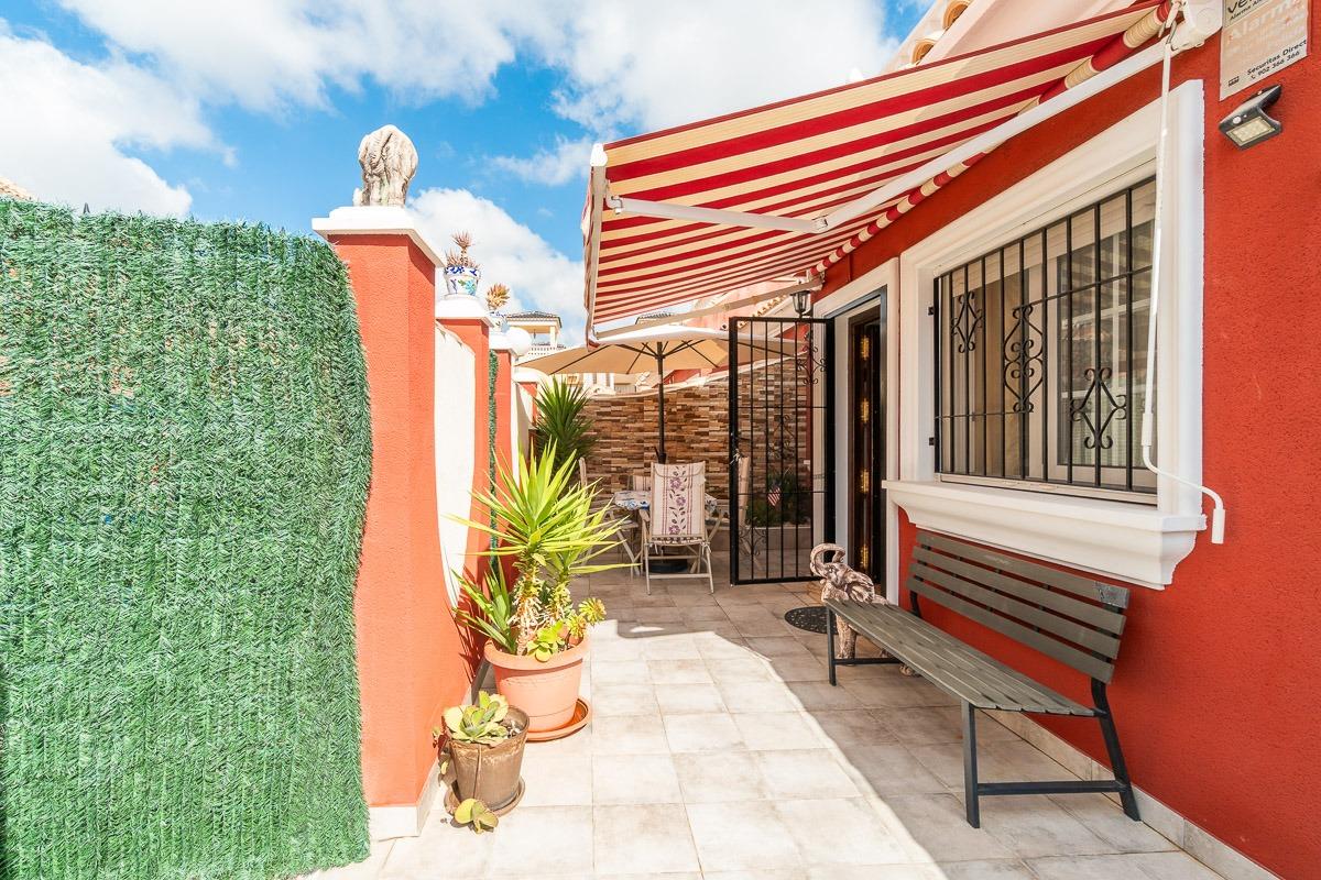 For sale - 3 Bedroom 2 Bathroom Villa in Villamartin - Villamartin  - Alicante