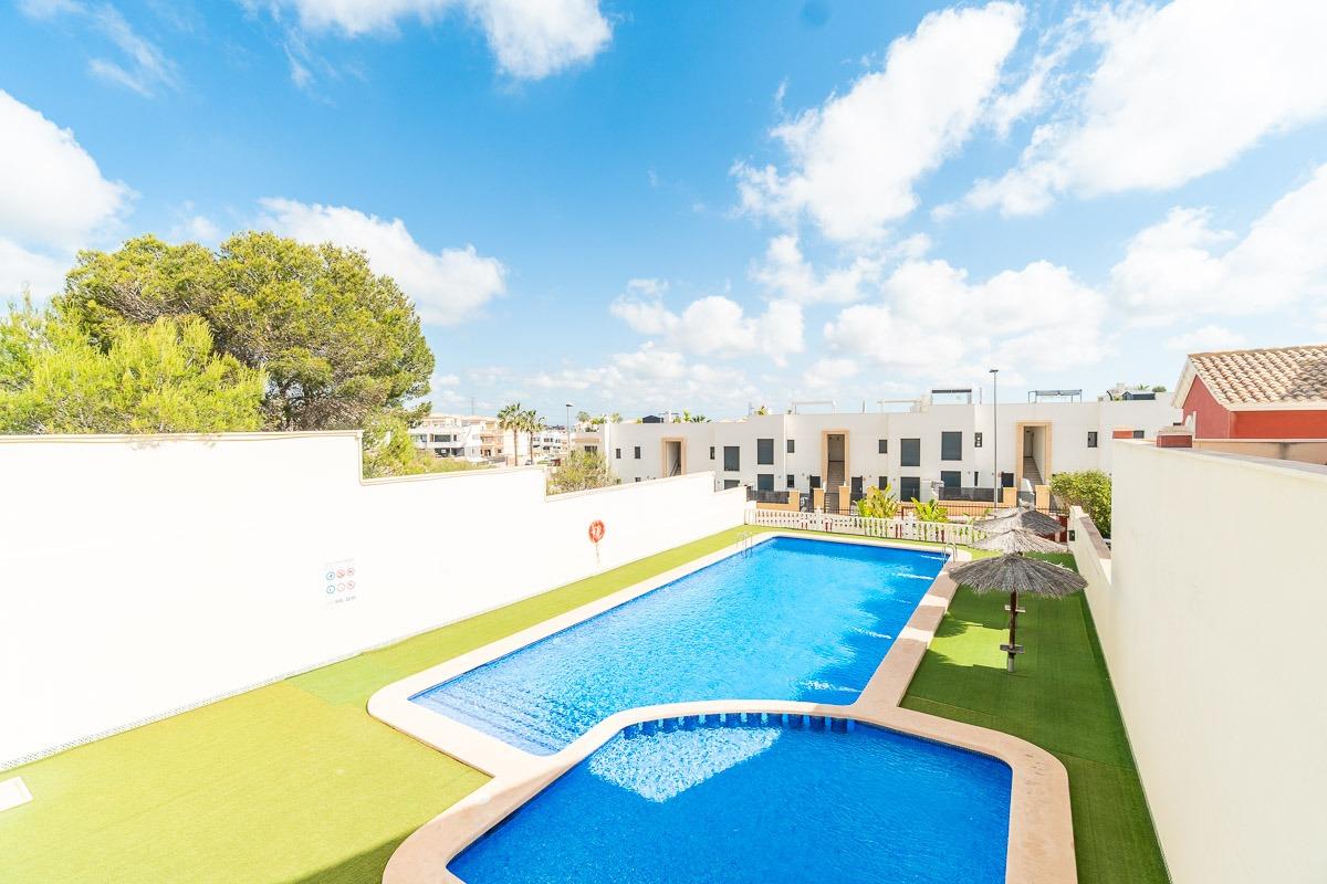 For sale - 3 Bedroom 2 Bathroom Villa in Villamartin - Villamartin  - Alicante