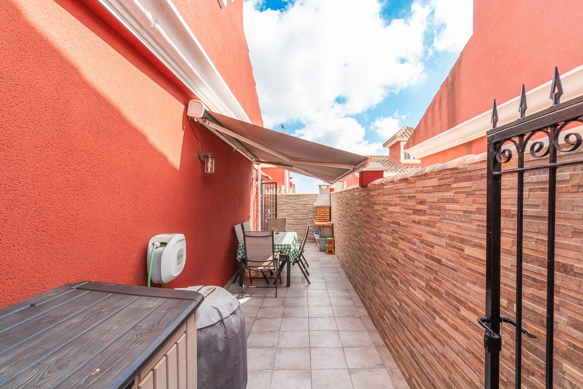 For sale - 3 Bedroom 2 Bathroom Villa in Villamartin - Villamartin  - Alicante