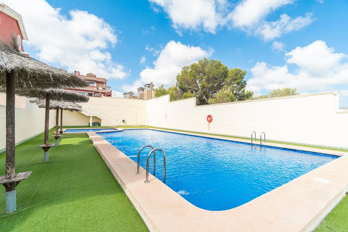 For sale - 3 Bedroom 2 Bathroom Villa in Villamartin - Villamartin  - Alicante