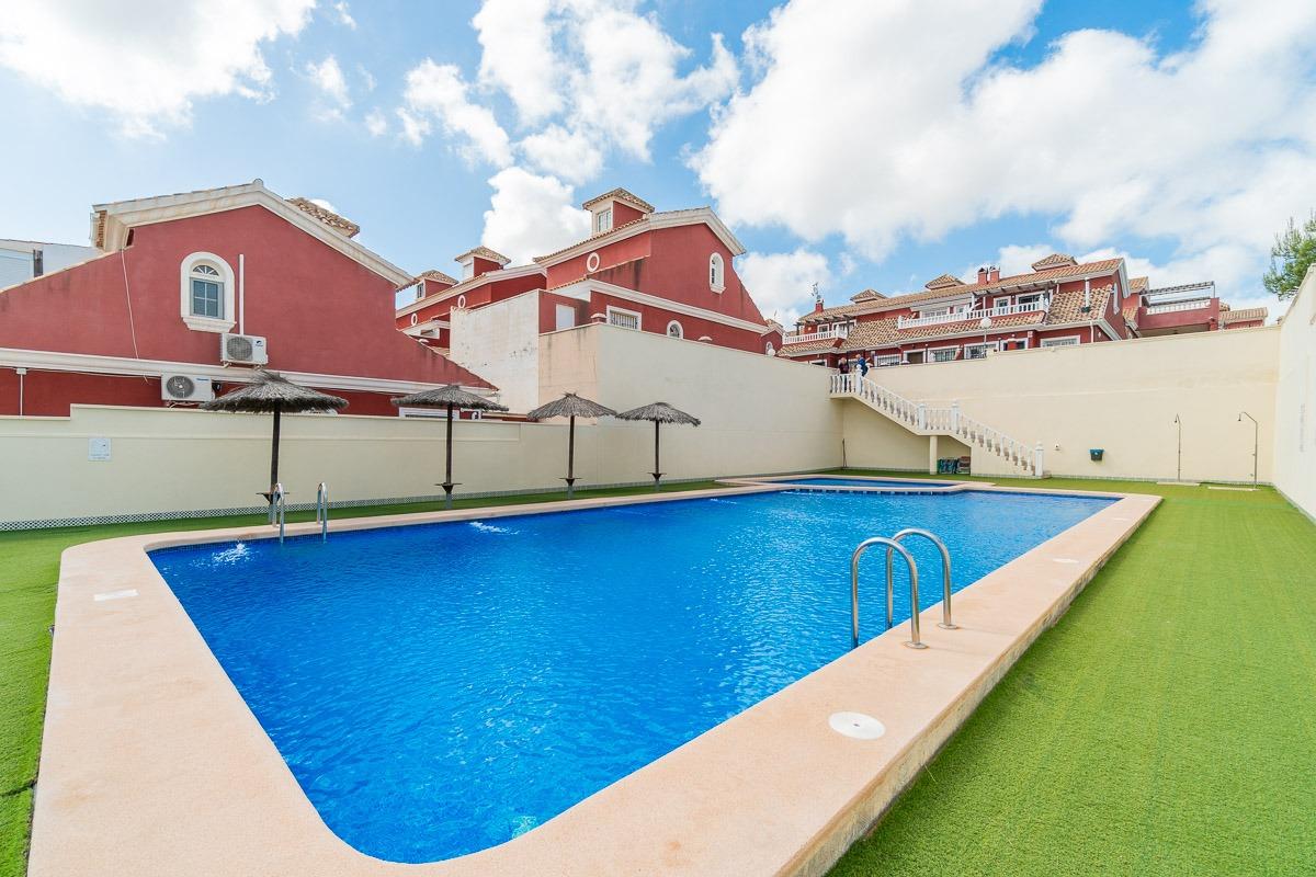 For sale - 3 Bedroom 2 Bathroom Villa in Villamartin - Villamartin  - Alicante