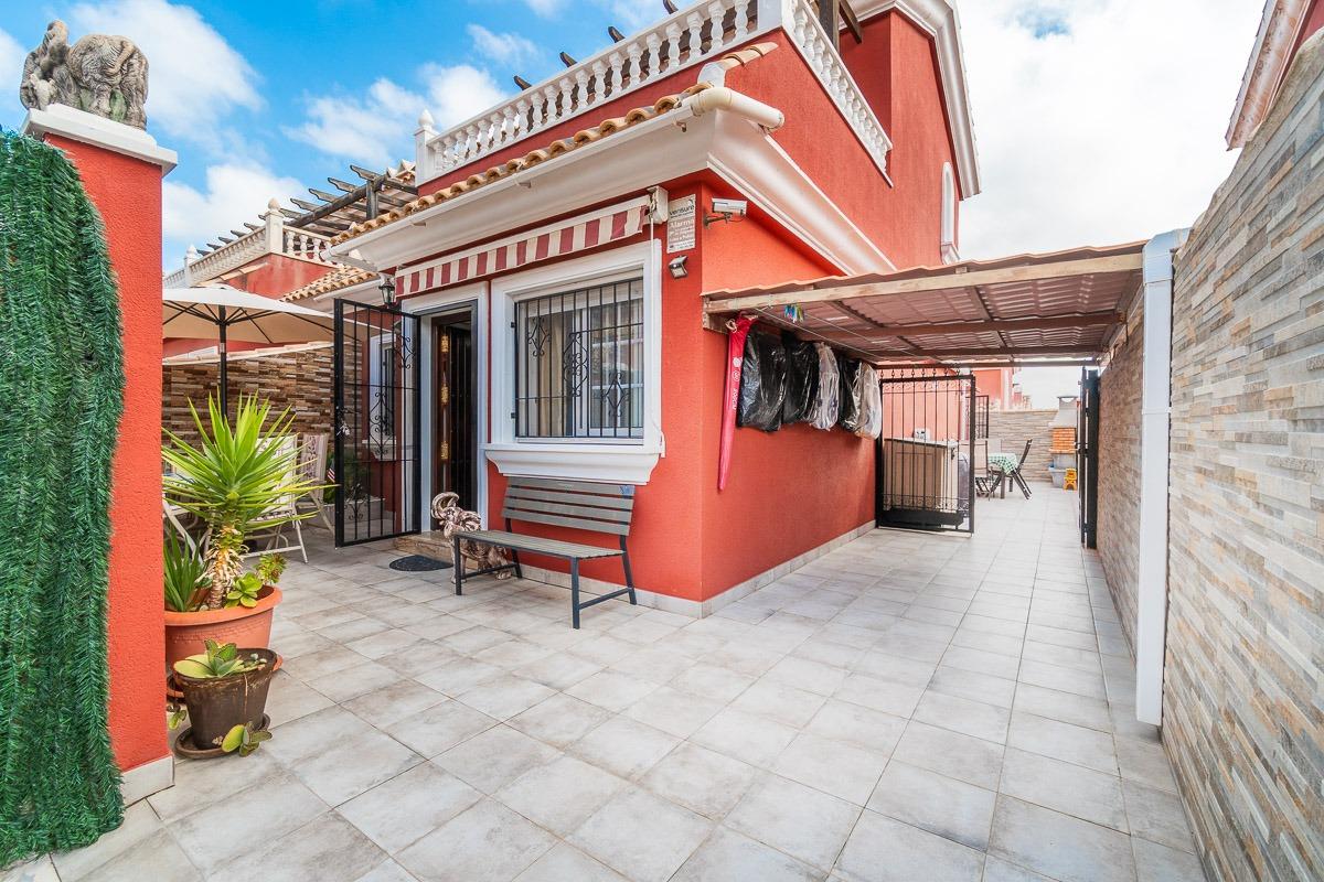 For sale - 3 Bedroom 2 Bathroom Villa in Villamartin - Villamartin  - Alicante
