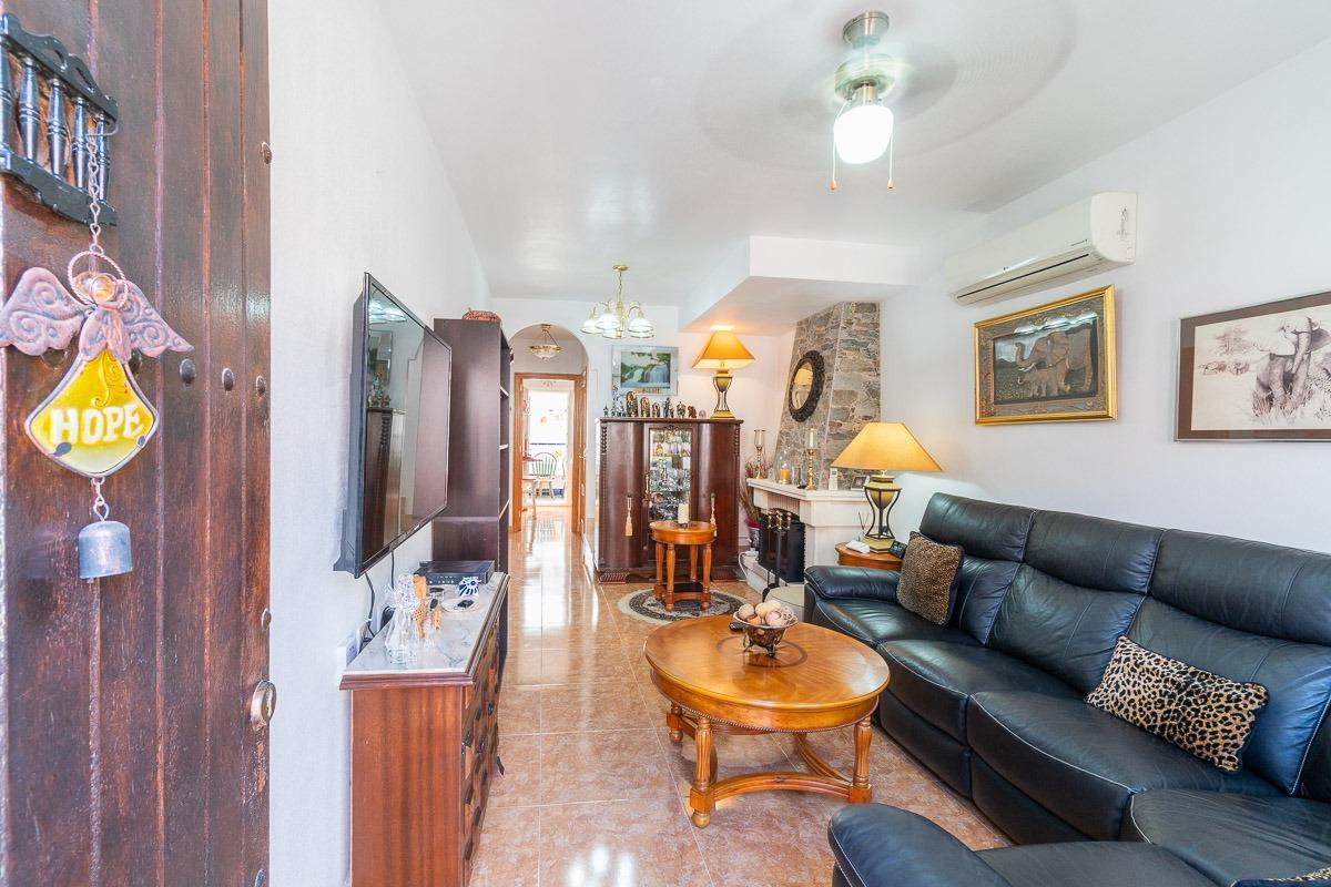 For sale - 3 Bedroom 2 Bathroom Villa in Villamartin - Villamartin  - Alicante