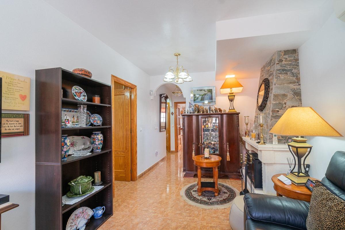 For sale - 3 Bedroom 2 Bathroom Villa in Villamartin - Villamartin  - Alicante