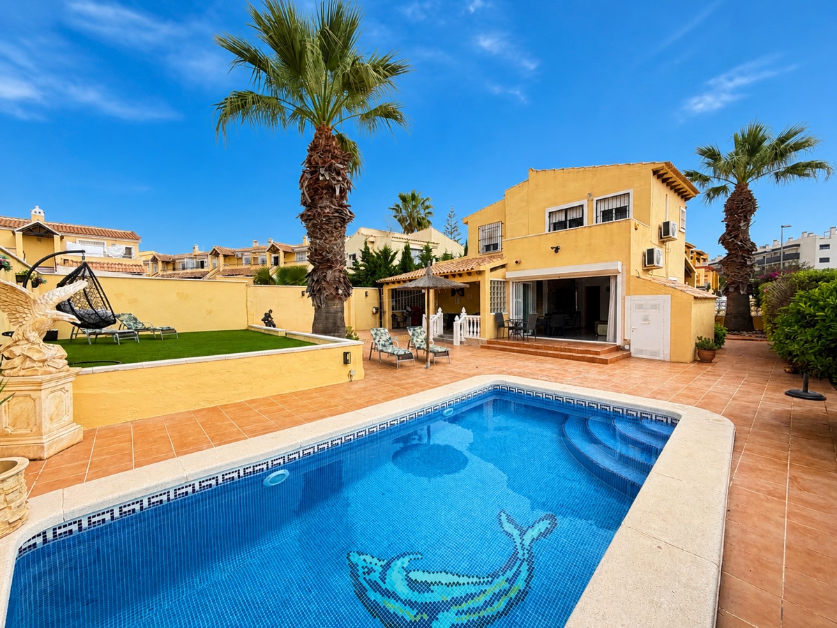 For sale - 4 Bedroom 3 Bathroom Villa in Villamartin - , Villamartin, Alicante, Spain - Alicante