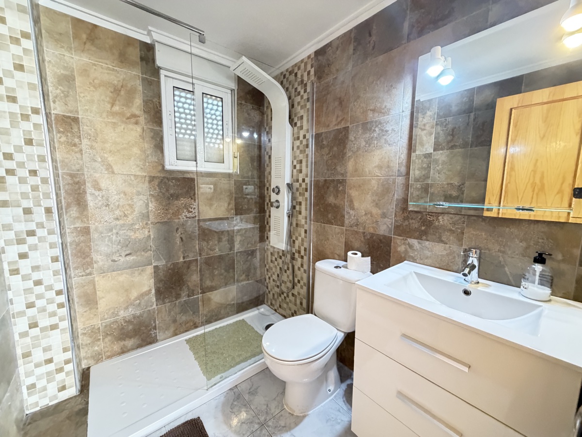 For sale - 4 Bedroom 3 Bathroom Villa in Villamartin - , Villamartin, Alicante, Spain - Alicante