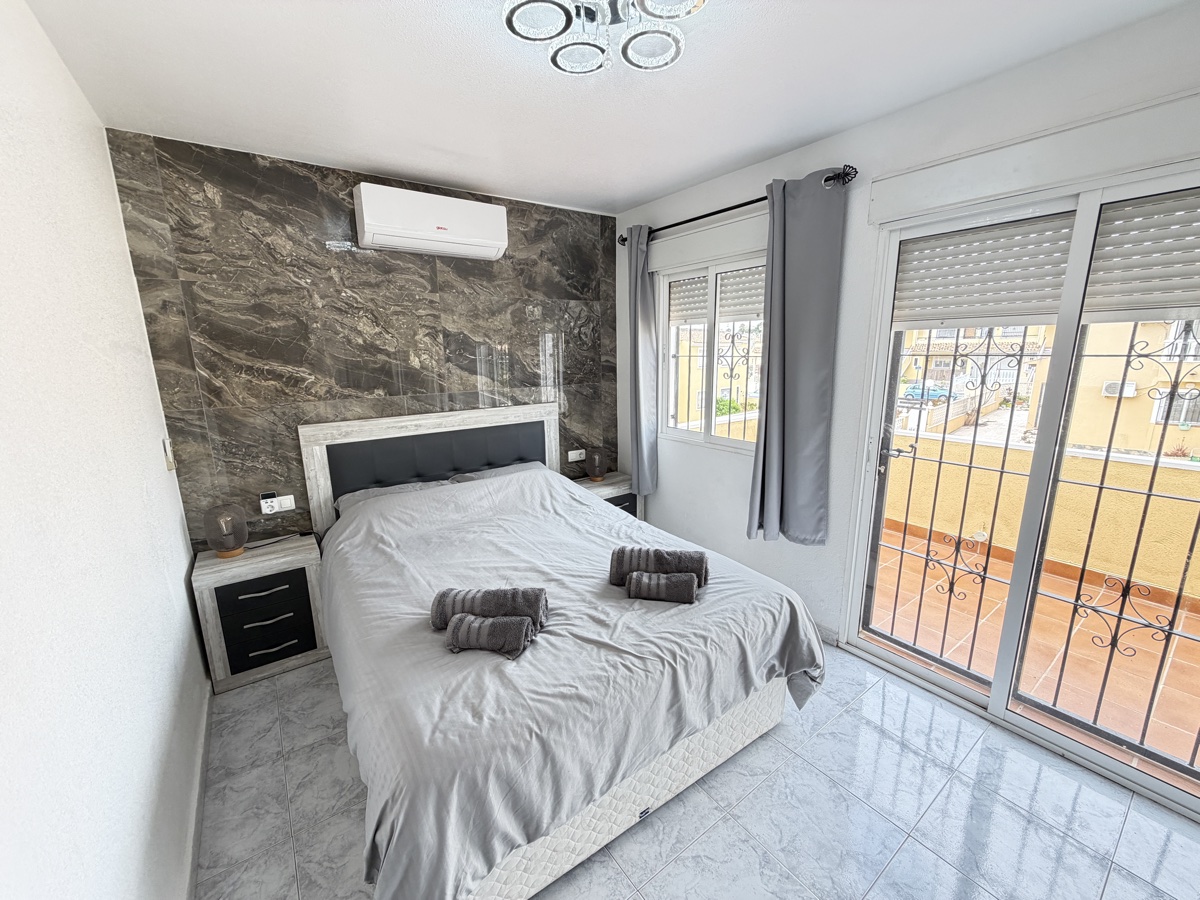 For sale - 4 Bedroom 3 Bathroom Villa in Villamartin - , Villamartin, Alicante, Spain - Alicante
