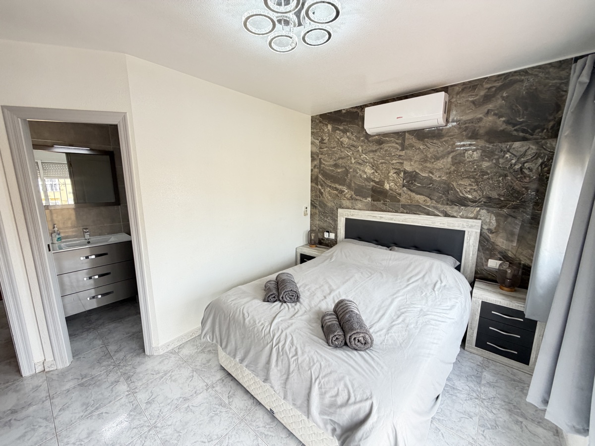 For sale - 4 Bedroom 3 Bathroom Villa in Villamartin - , Villamartin, Alicante, Spain - Alicante