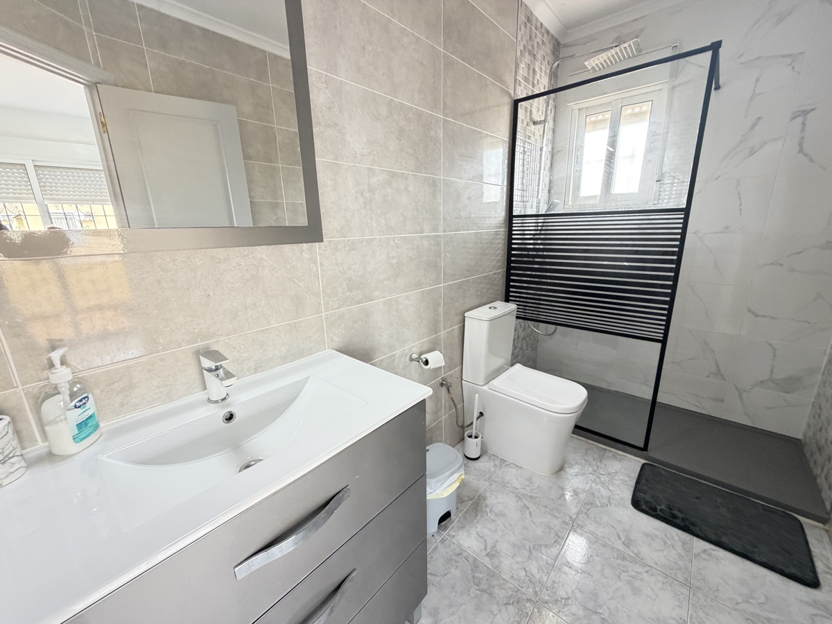 For sale - 4 Bedroom 3 Bathroom Villa in Villamartin - , Villamartin, Alicante, Spain - Alicante