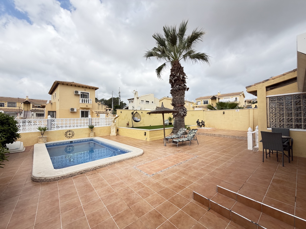 For sale - 4 Bedroom 3 Bathroom Villa in Villamartin - , Villamartin, Alicante, Spain - Alicante