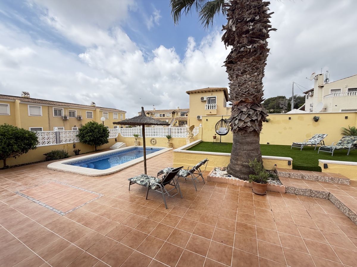 For sale - 4 Bedroom 3 Bathroom Villa in Villamartin - , Villamartin, Alicante, Spain - Alicante