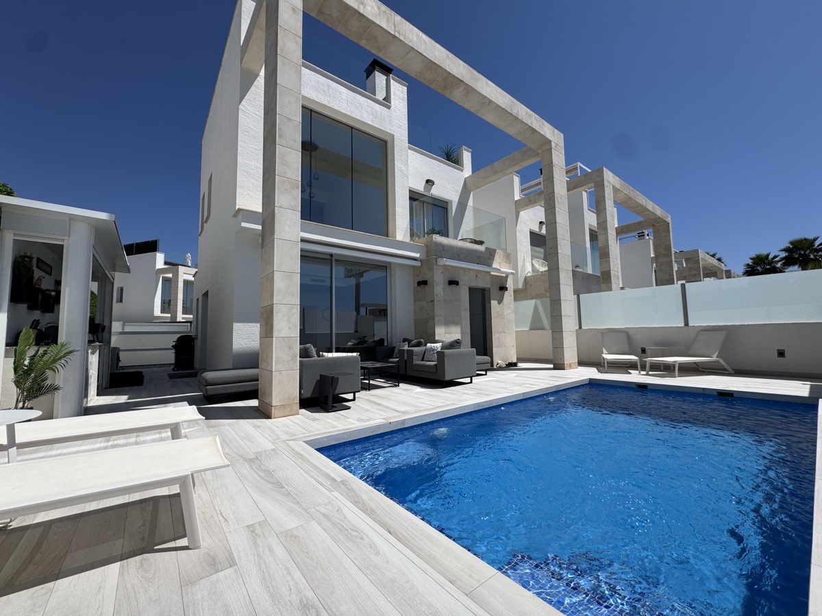 For sale - 4 Bedroom 4 Bathroom Villa in Lomas De Cabo Roig - , Lomas De Cabo Roig, Alicante, Spain - Alicante