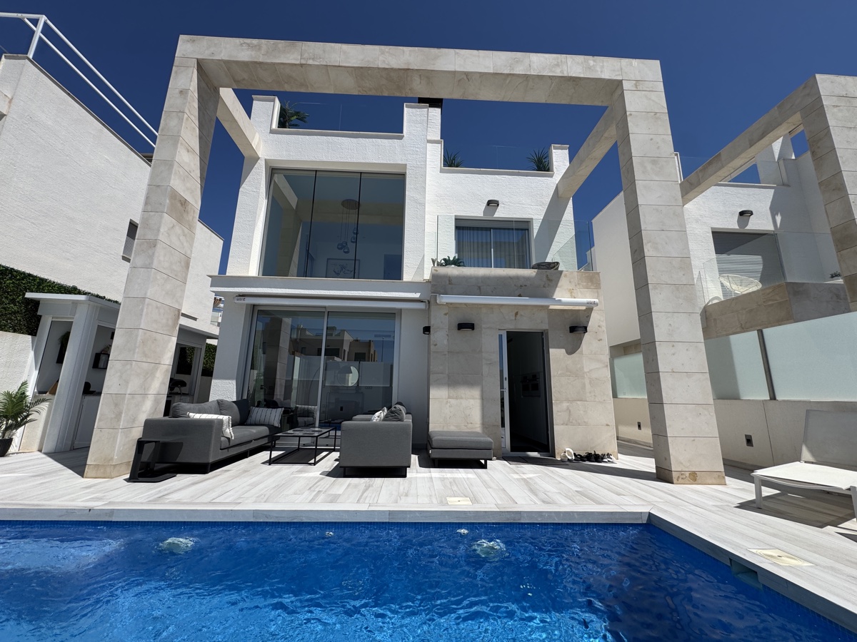 For sale - 4 Bedroom 4 Bathroom Villa in Lomas De Cabo Roig - , Lomas De Cabo Roig, Alicante, Spain - Alicante