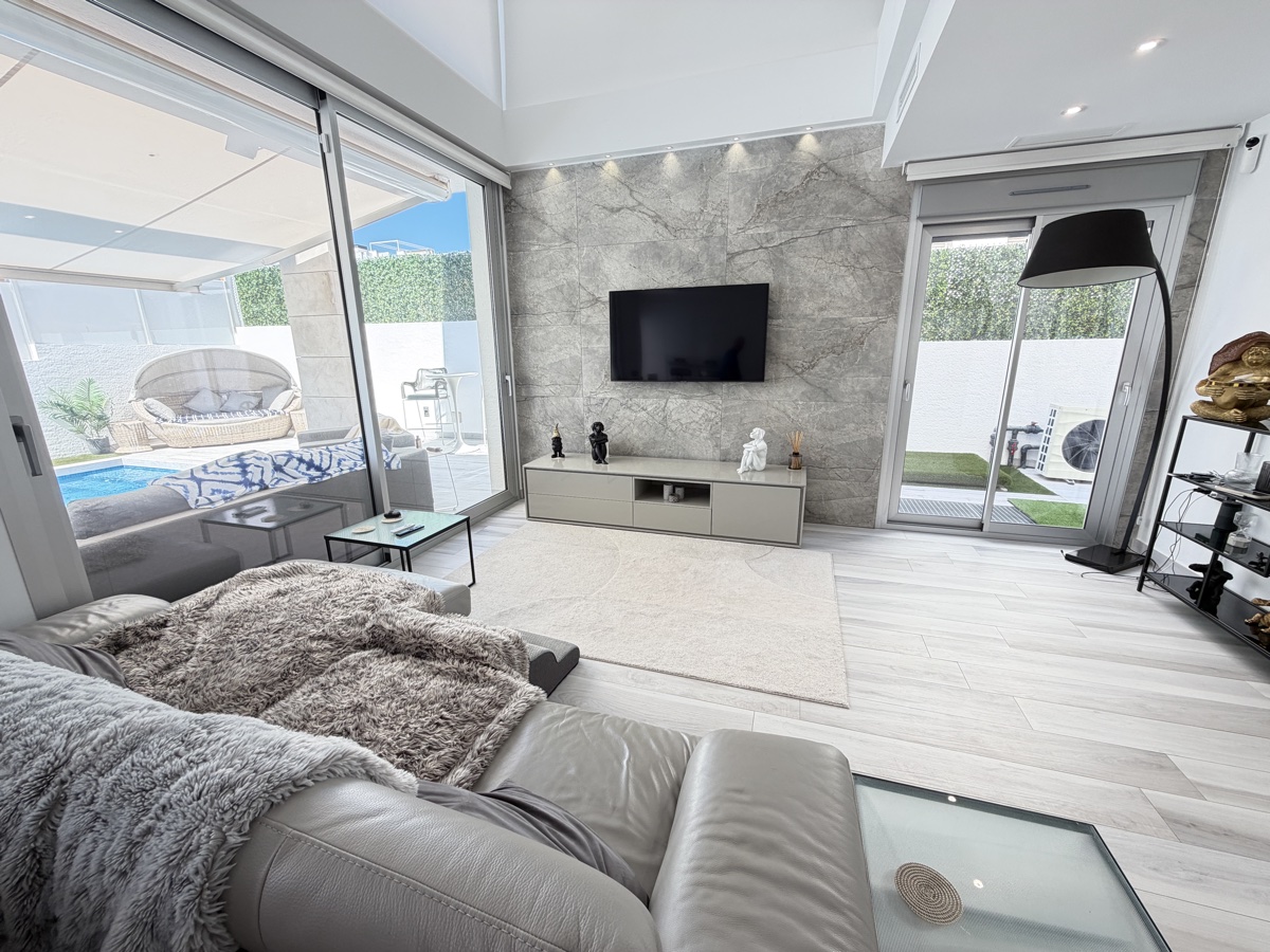 For sale - 4 Bedroom 4 Bathroom Villa in Lomas De Cabo Roig - , Lomas De Cabo Roig, Alicante, Spain - Alicante