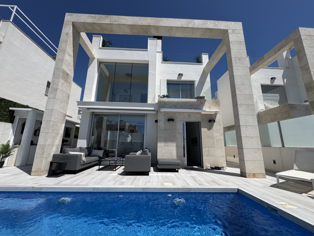 4 Bedroom 4 Bathroom Villa in Lomas De Cabo Roig