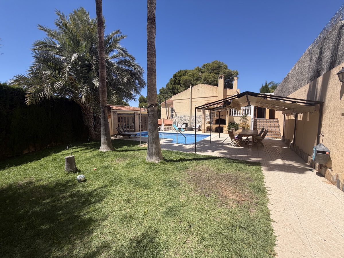 For sale - 4 Bedroom 3 Bathroom Villa in Los Balcones - , Los Balcones, Alicante, Spain - Alicante
