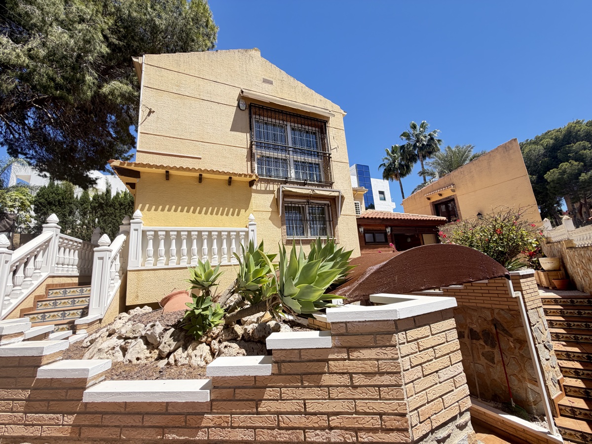 For sale - 4 Bedroom 3 Bathroom Villa in Los Balcones - , Los Balcones, Alicante, Spain - Alicante