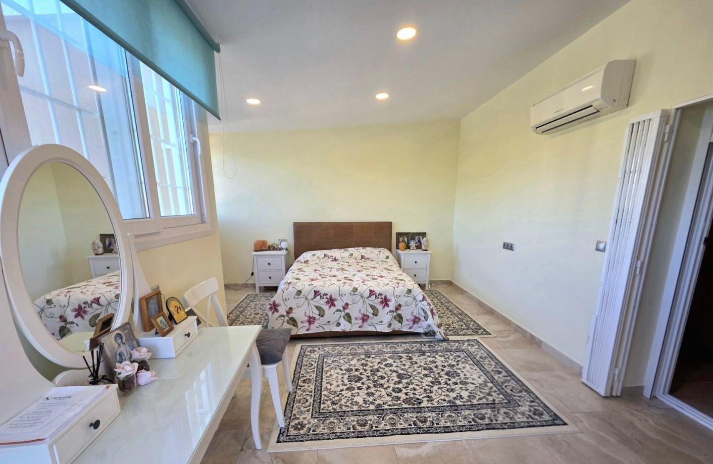 For sale - 5 Bedroom 3 Bathroom Villa in Cabo Roig - Campoamor  - Alicante