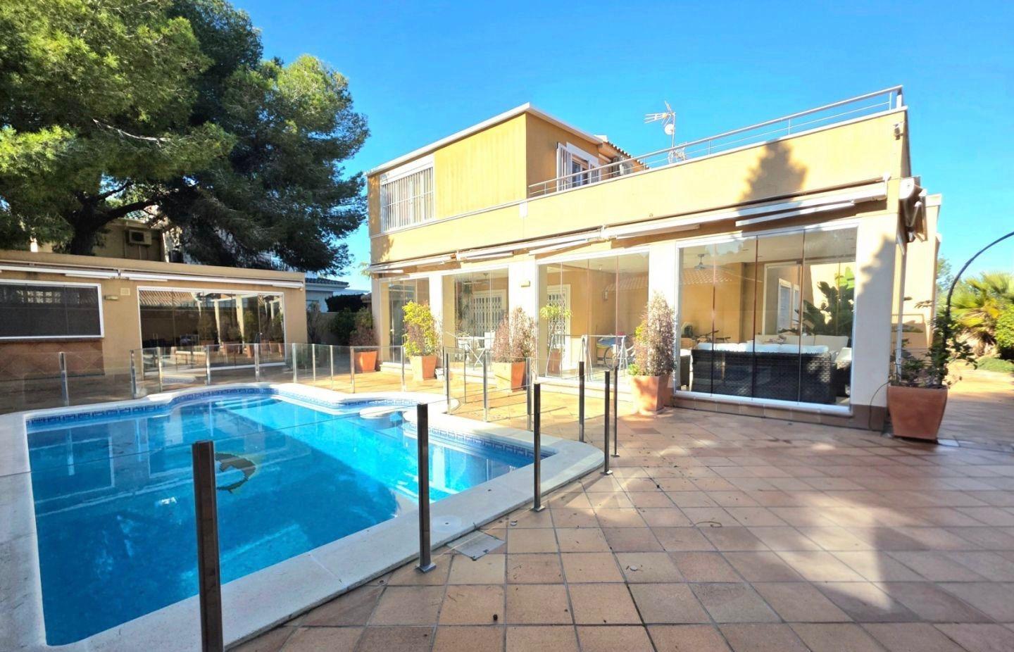 For sale - 5 Bedroom 3 Bathroom Villa in Cabo Roig - Campoamor  - Alicante
