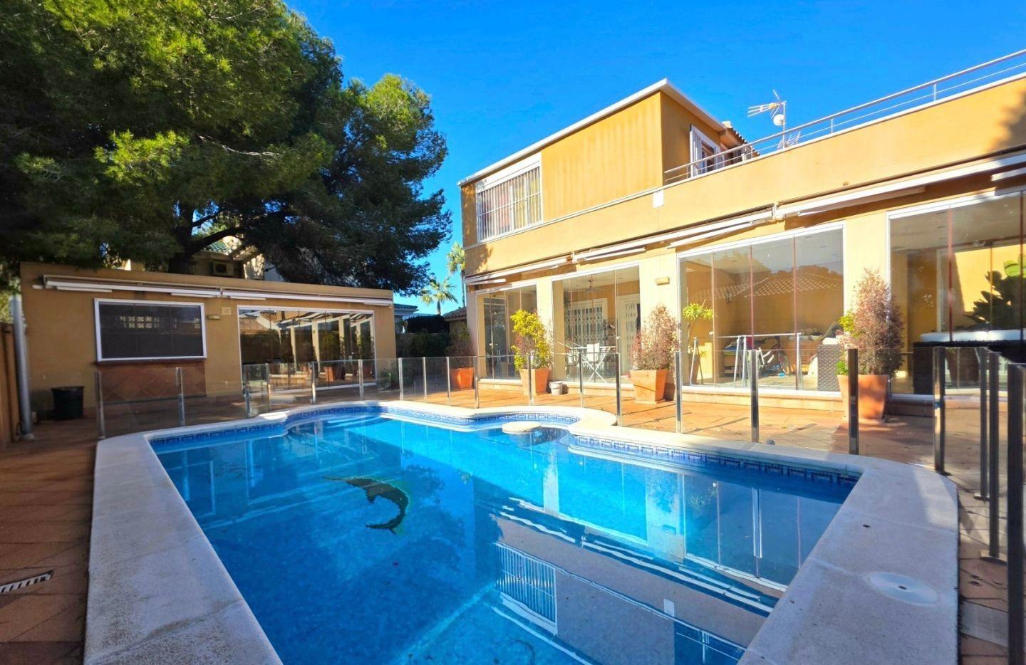 For sale - 5 Bedroom 3 Bathroom Villa in Cabo Roig - Campoamor  - Alicante