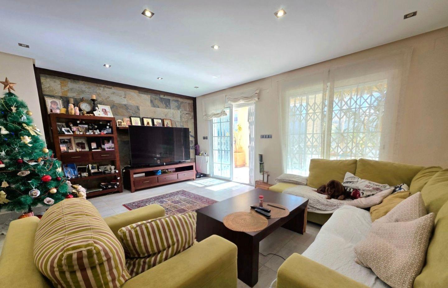 For sale - 5 Bedroom 3 Bathroom Villa in Cabo Roig - Campoamor  - Alicante