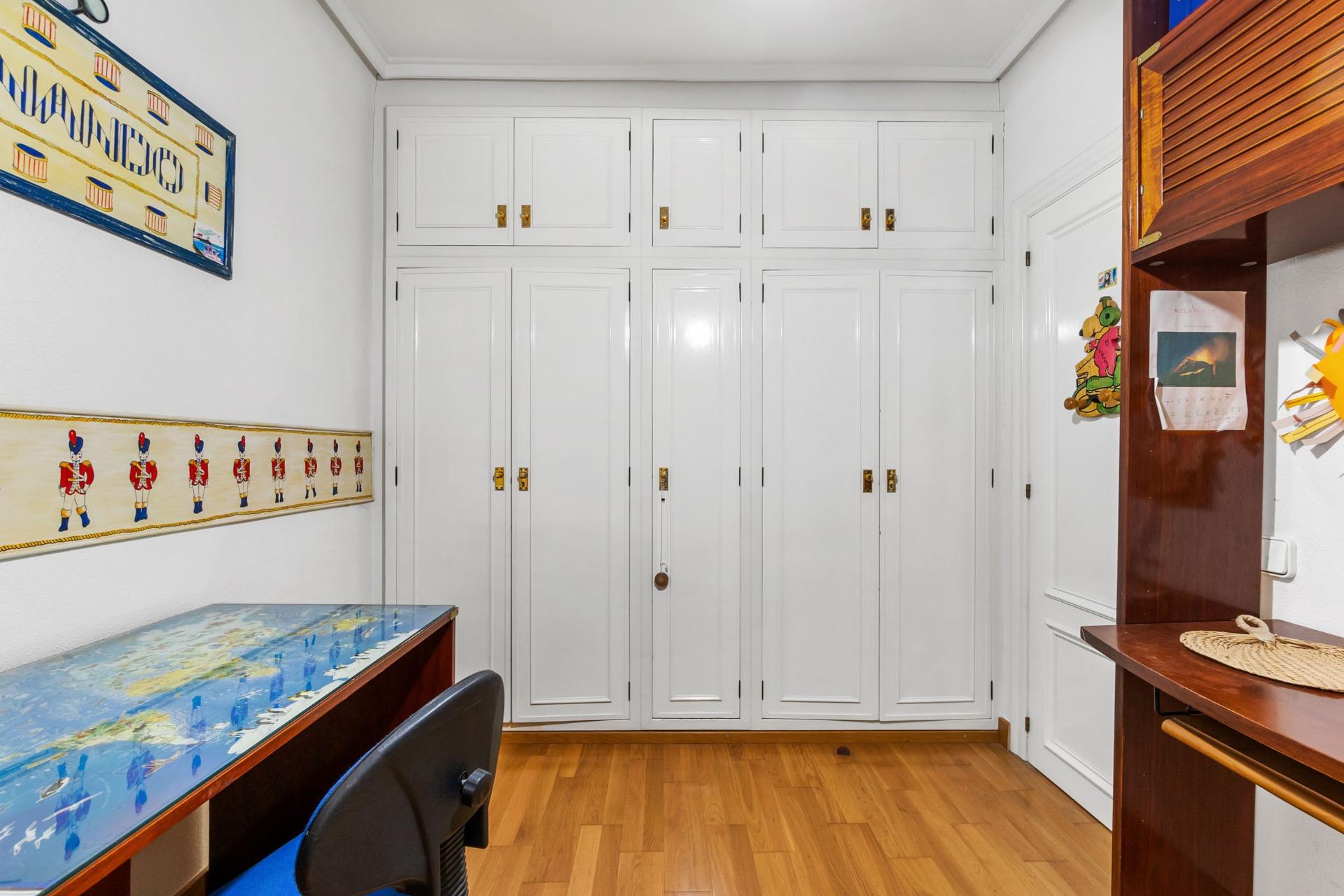 For sale - 4 Bedroom 2 Bathroom Apartment in Torrevieja - Centro - Muelle Pesquero  - Alicante