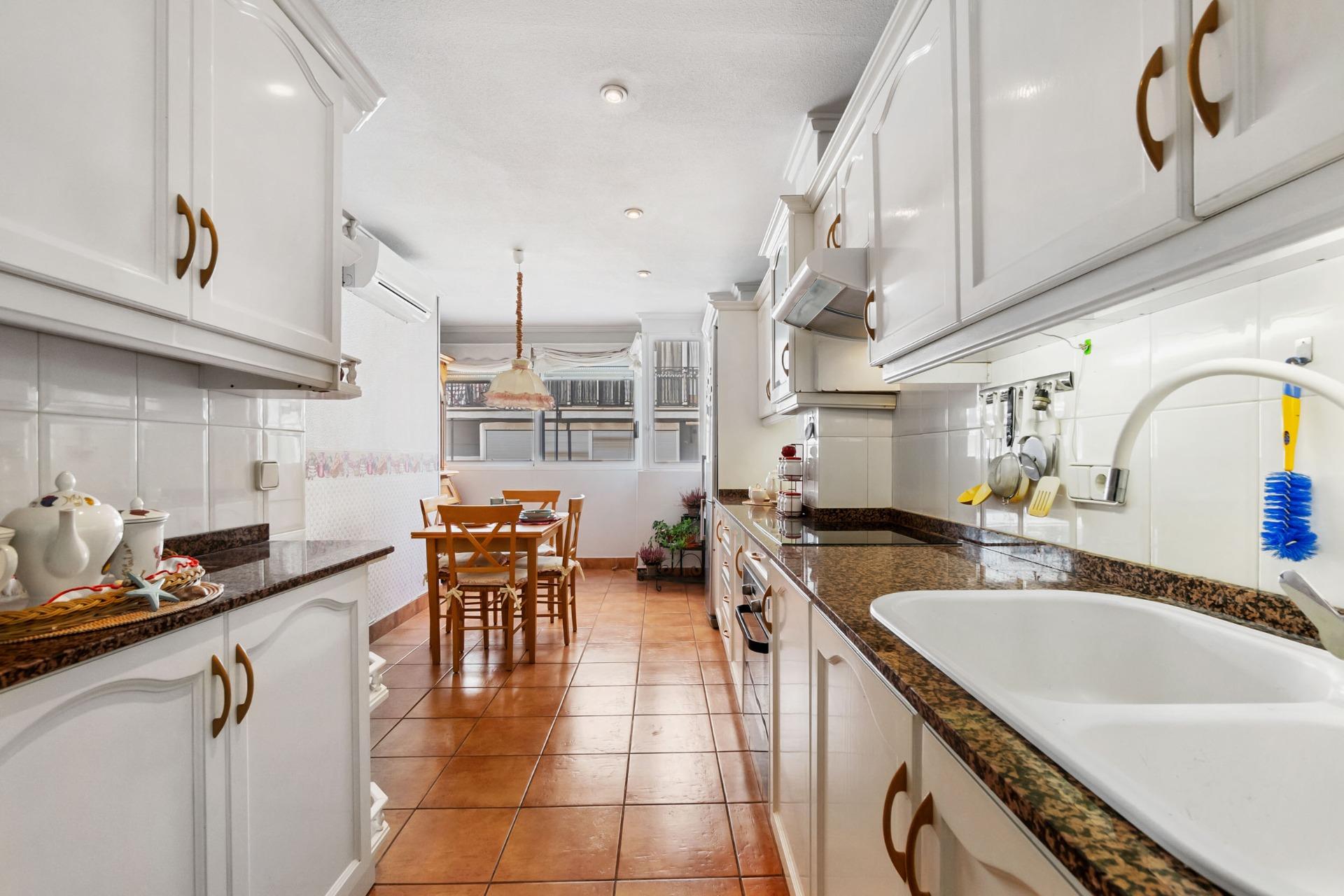 For sale - 4 Bedroom 2 Bathroom Apartment in Torrevieja - Centro - Muelle Pesquero  - Alicante