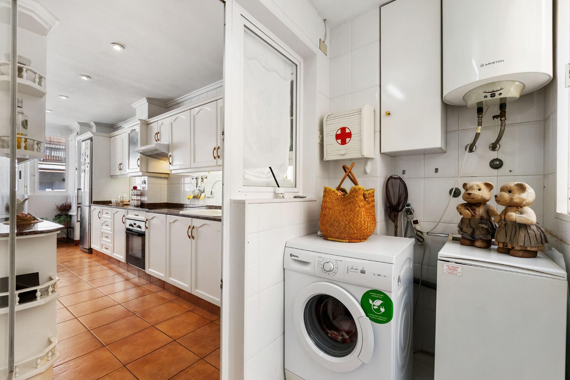 For sale - 4 Bedroom 2 Bathroom Apartment in Torrevieja - Centro - Muelle Pesquero  - Alicante