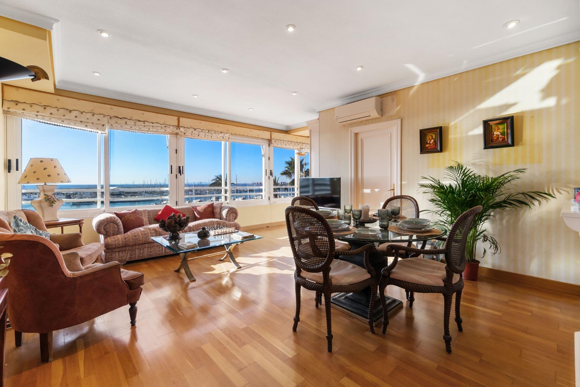 For sale - 4 Bedroom 2 Bathroom Apartment in Torrevieja - Centro - Muelle Pesquero  - Alicante