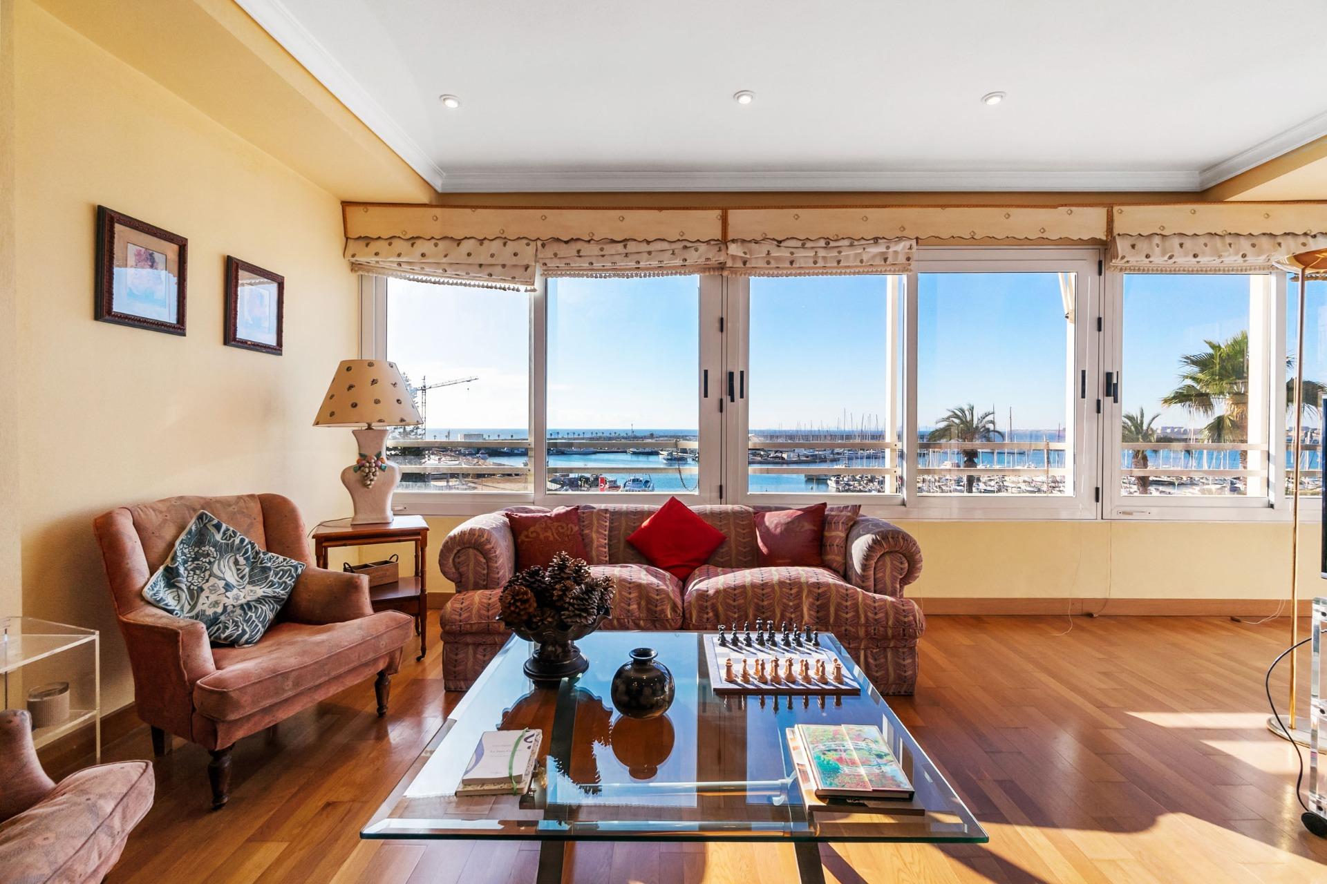 For sale - 4 Bedroom 2 Bathroom Apartment in Torrevieja - Centro - Muelle Pesquero  - Alicante