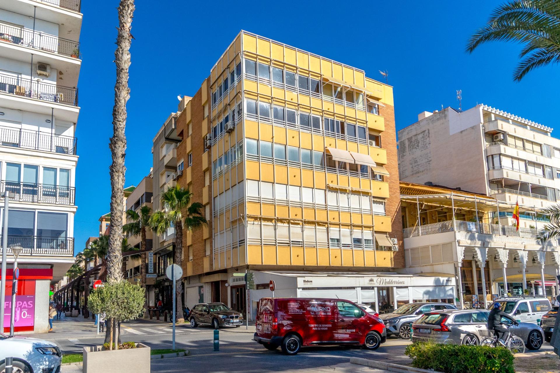 For sale - 4 Bedroom 2 Bathroom Apartment in Torrevieja - Centro - Muelle Pesquero  - Alicante