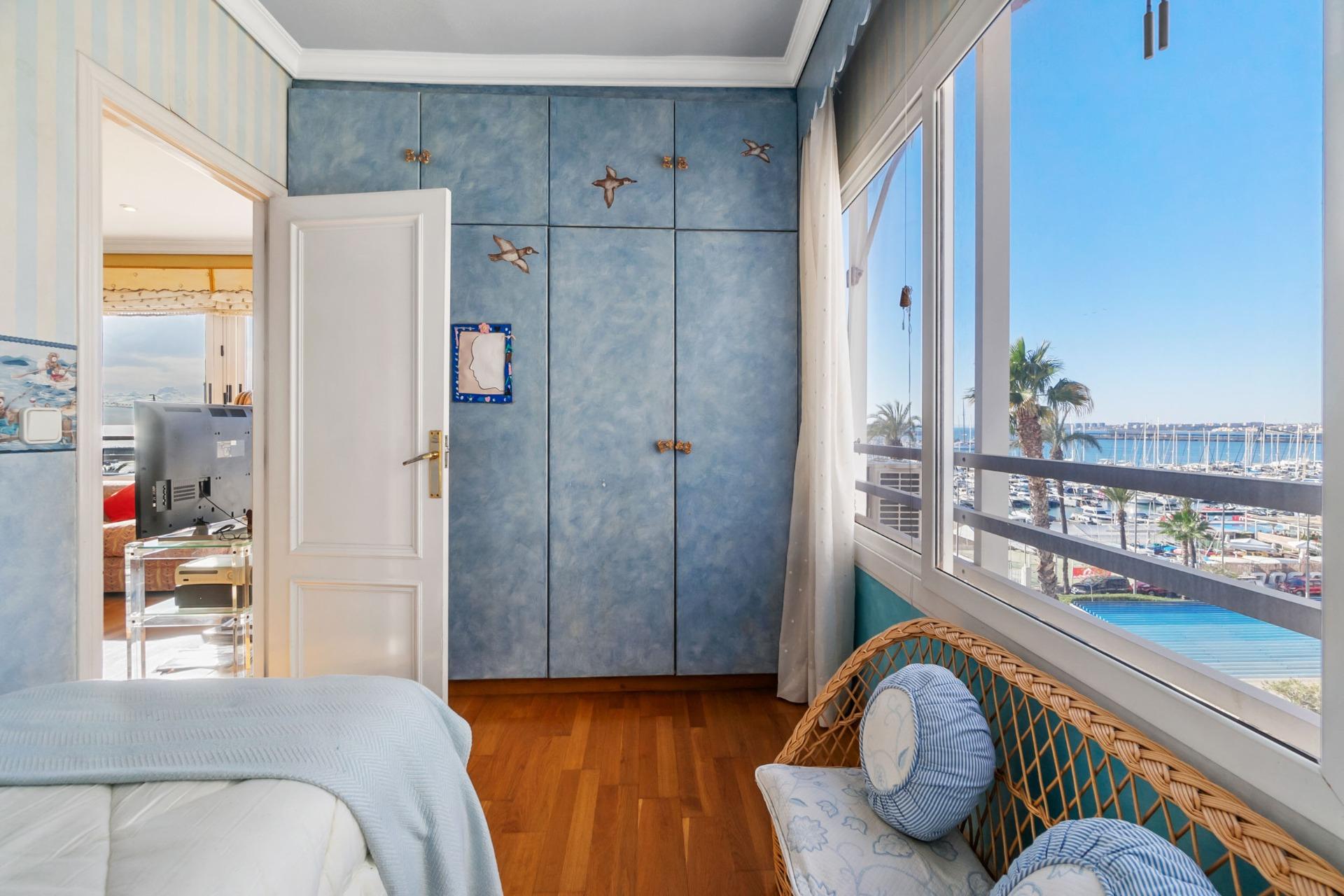 For sale - 4 Bedroom 2 Bathroom Apartment in Torrevieja - Centro - Muelle Pesquero  - Alicante