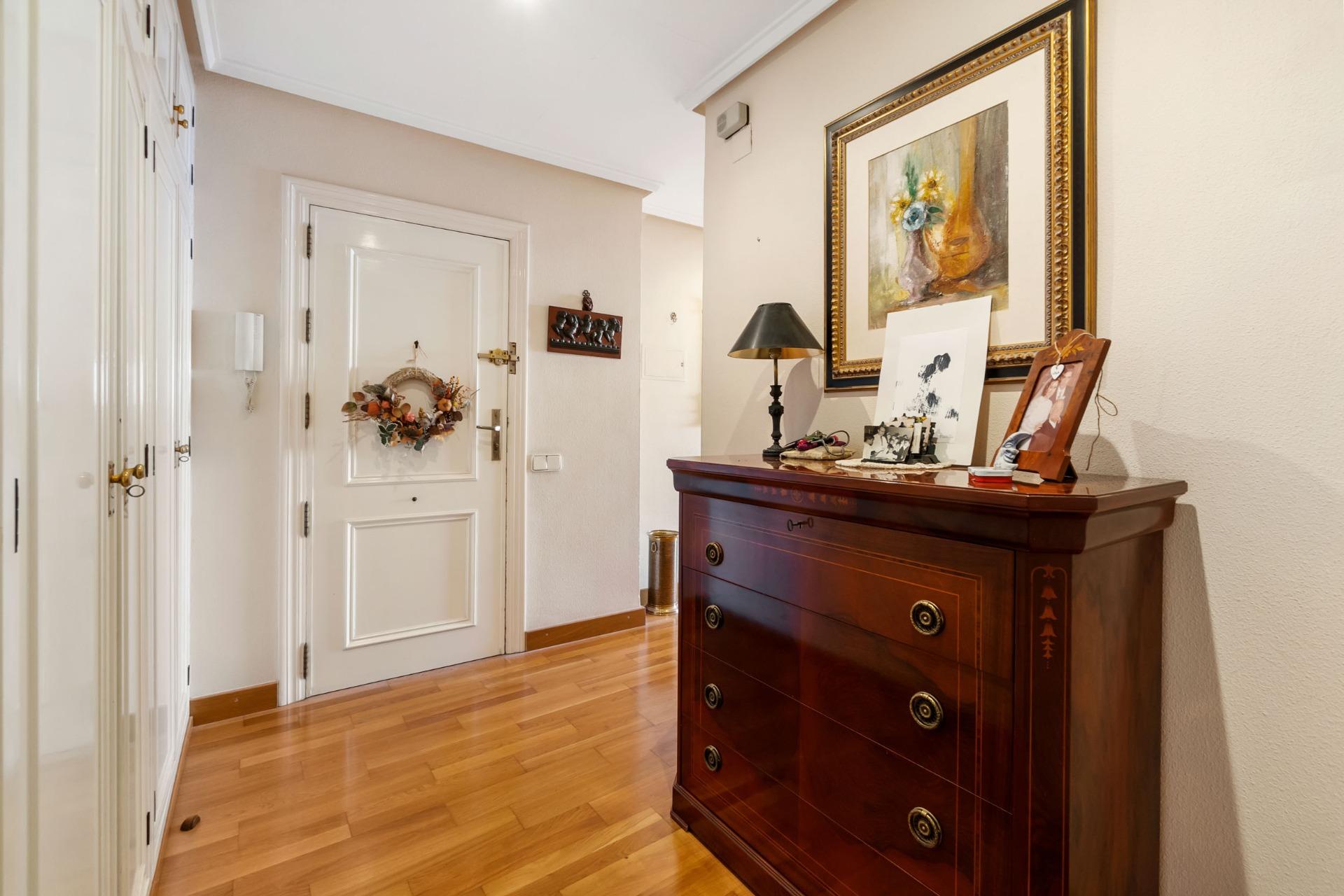 For sale - 4 Bedroom 2 Bathroom Apartment in Torrevieja - Centro - Muelle Pesquero  - Alicante