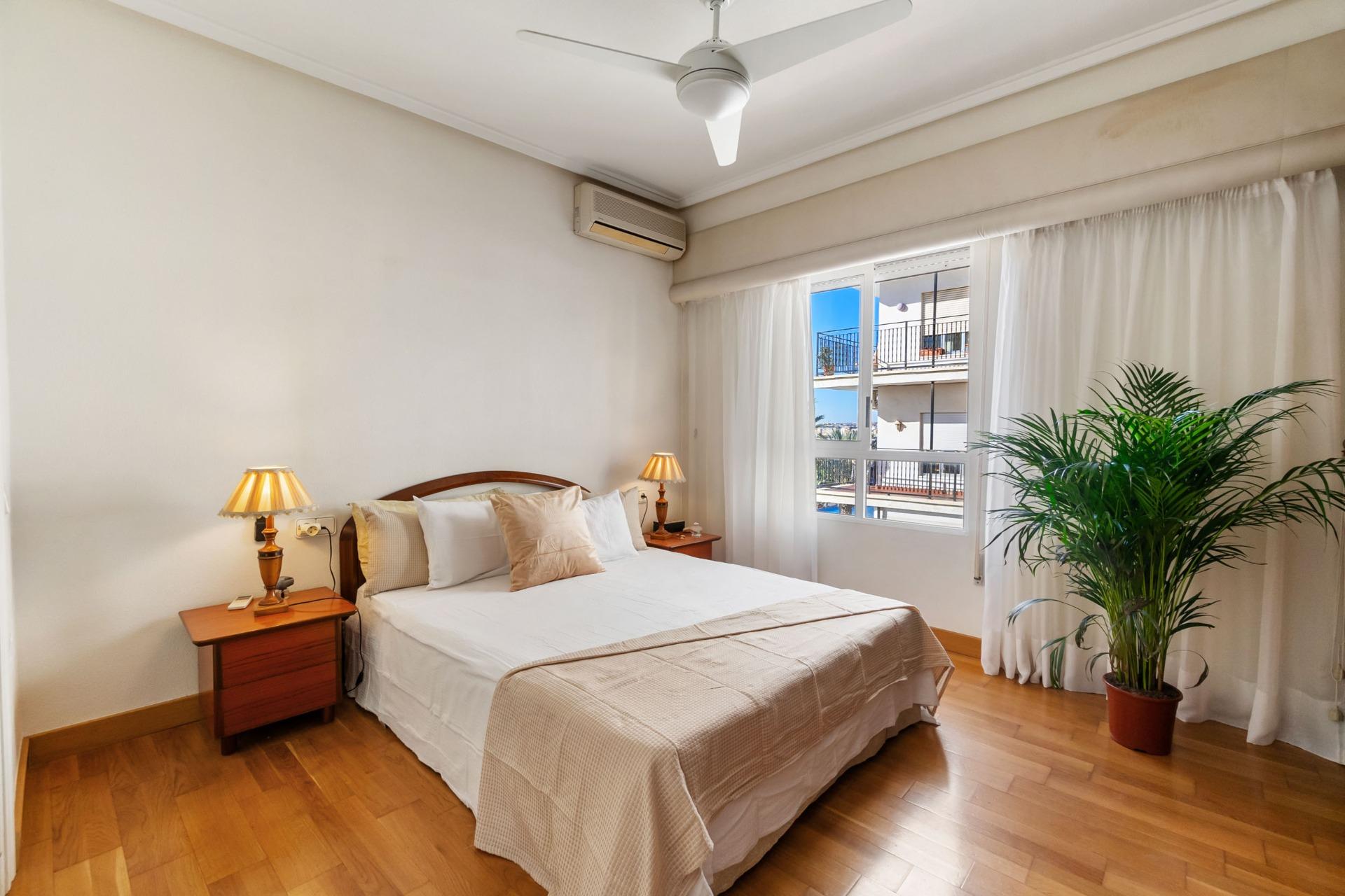 For sale - 4 Bedroom 2 Bathroom Apartment in Torrevieja - Centro - Muelle Pesquero  - Alicante
