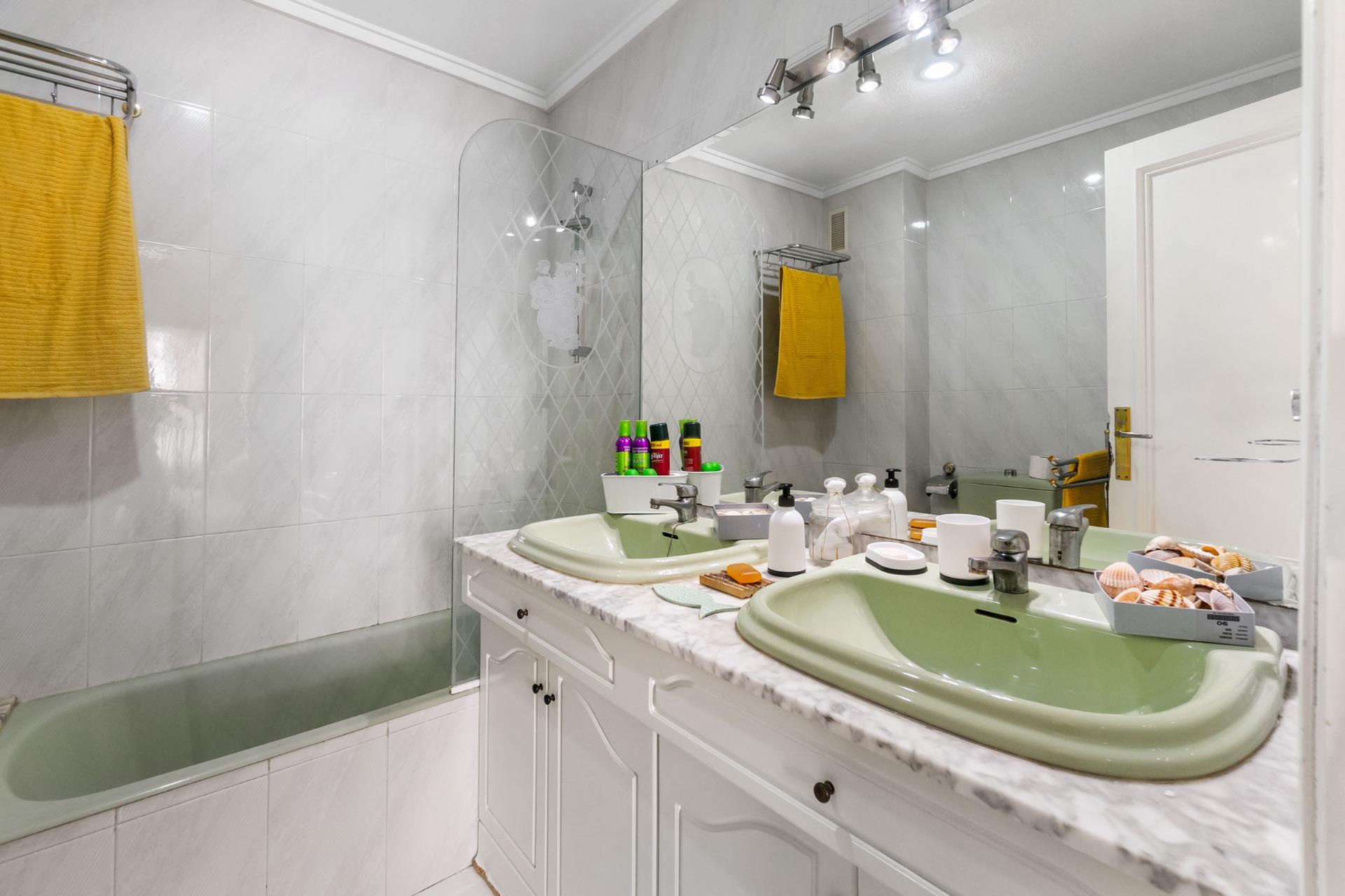 For sale - 4 Bedroom 2 Bathroom Apartment in Torrevieja - Centro - Muelle Pesquero  - Alicante