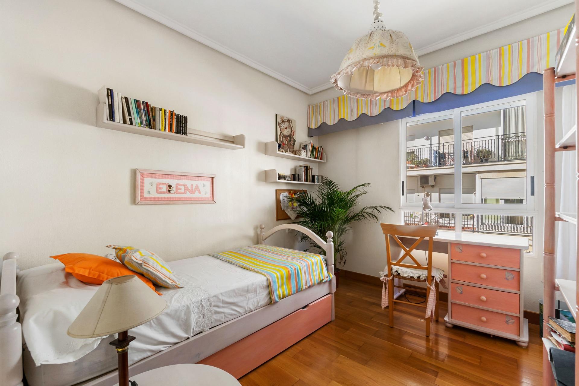For sale - 4 Bedroom 2 Bathroom Apartment in Torrevieja - Centro - Muelle Pesquero  - Alicante